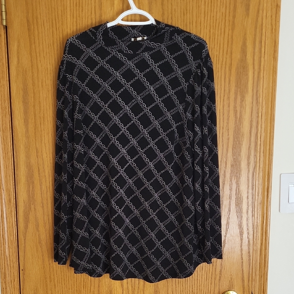 Women's Black Crewneck Long-Sleeve Top with White Chain Print